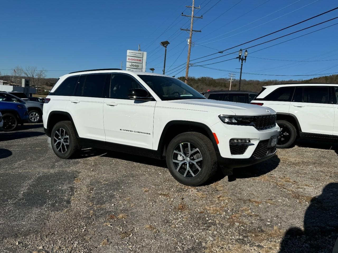 Eye-catching custom image overlays for Dave Sinclair Chrysler Dodge Jeep Ram in Pacific, MO, showcasing promotions and key car features.